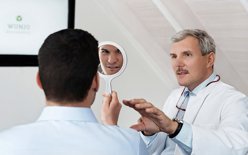 Ausführliche Beratung, Faltenbehandlung, Mann, Hyaluronsäure